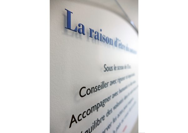 Plaque plexiglas notaire raison etre details
