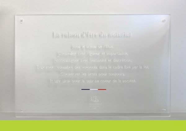 Plaque plexi notaire raison d'etre