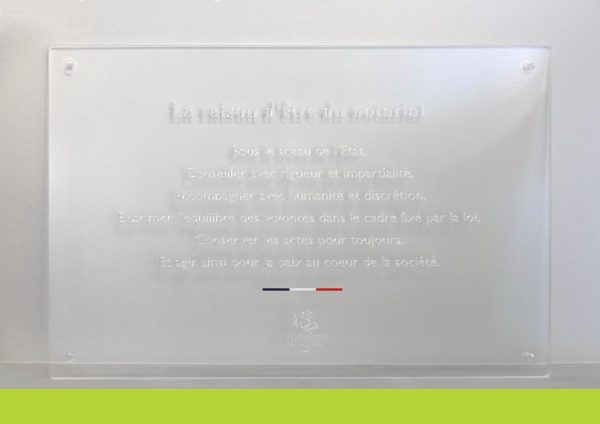 Plaque plexi notaire raison d'etre